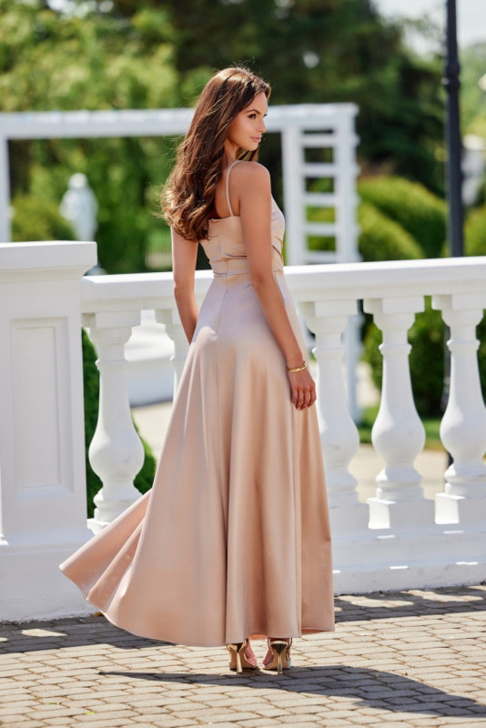 Satynowa maxi sukienka na ramiączkach w kolorze beżowym