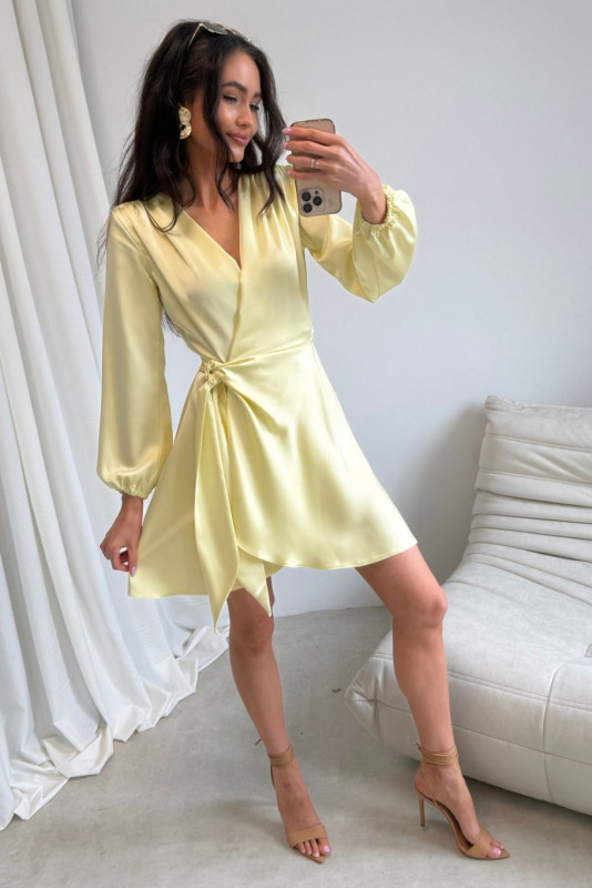 Żółta mini sukienka kopertowa