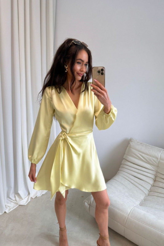 Żółta mini sukienka kopertowa