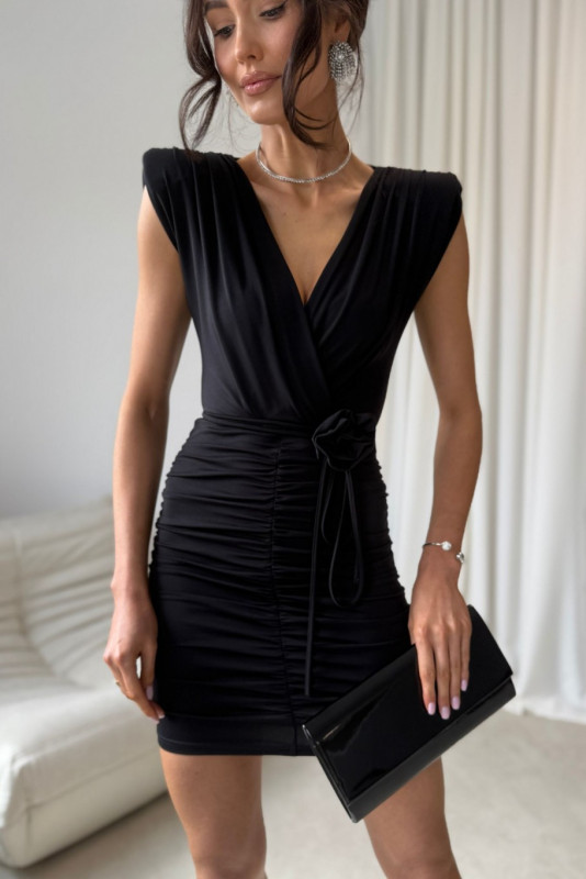 Czarna mini sukienka z kopertowym dekoltem i ozdobnym paskiem