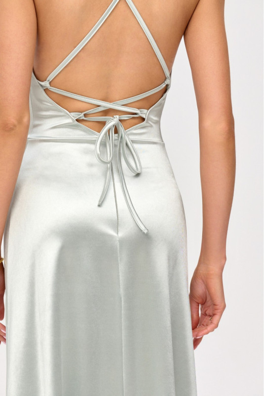 Satynowa maxi sukienka z wiązaniem na plecach w kolorze miętowym