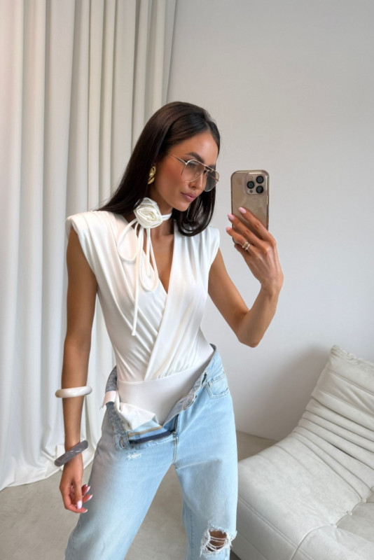 Body w kolorze ecru z dekoracyjnym paskiem