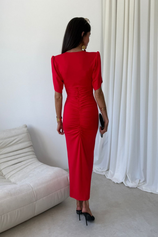 Czerwona sukienka midi z marszczeniem i dekoltem w kształcie V