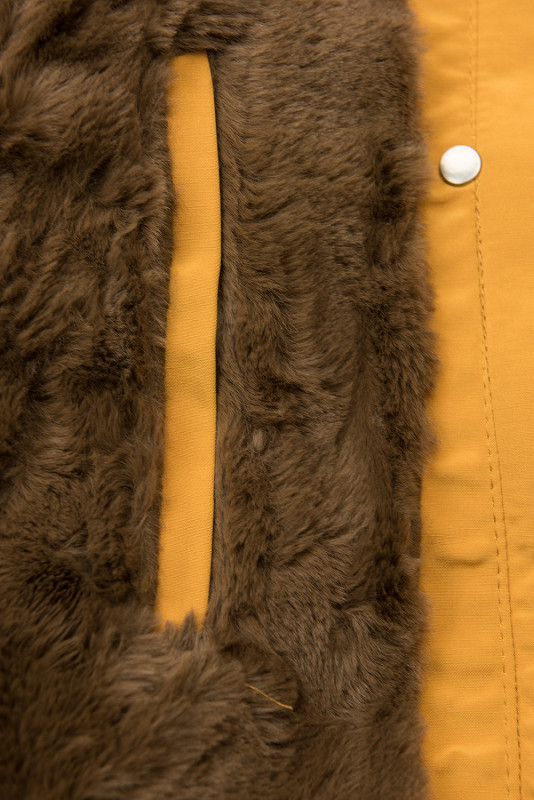 Żółta zimowa parka z brązowym pluszem