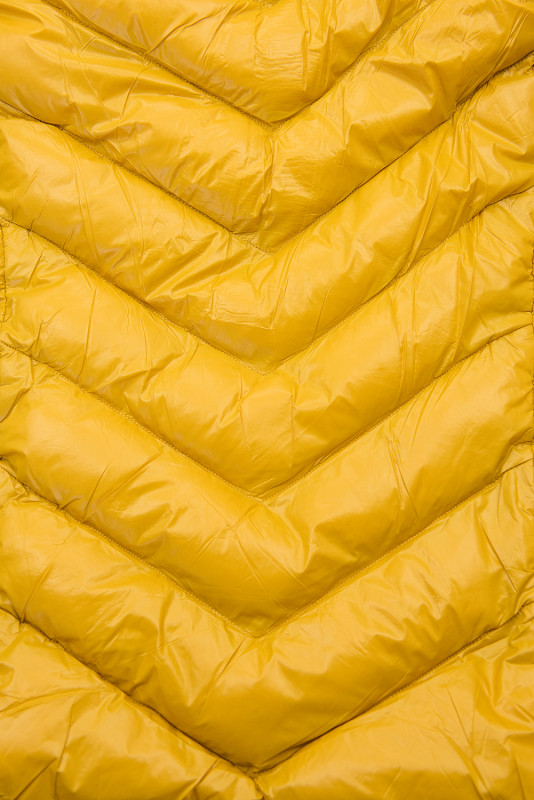 Żółta krótka kurtka zimowa z brązowym futerkiem