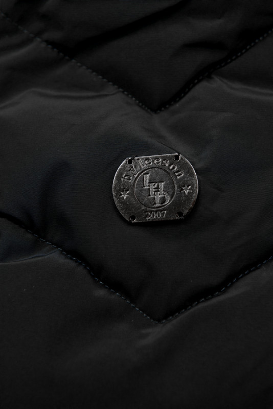 Czarna pikowana kurtka zimowa z odpinaną kapturem