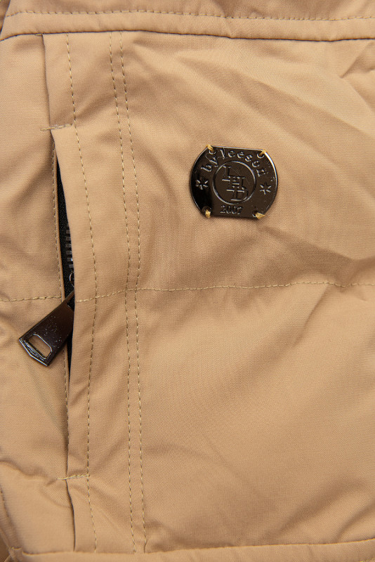 Beżowa kurtka zimowa ze ściągaczem w pasie