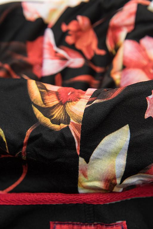 Czarna bluza z podszewką w kwiatki przy kapturze