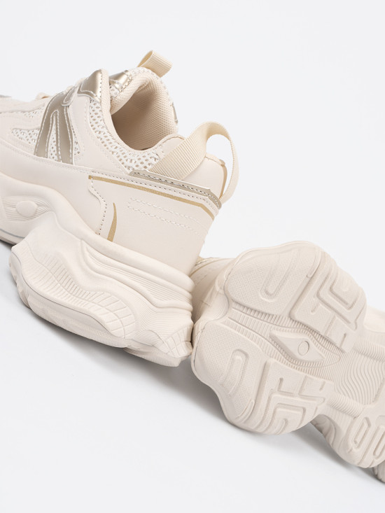 Jasnobeżowe sneakersy na grubej podeszwie