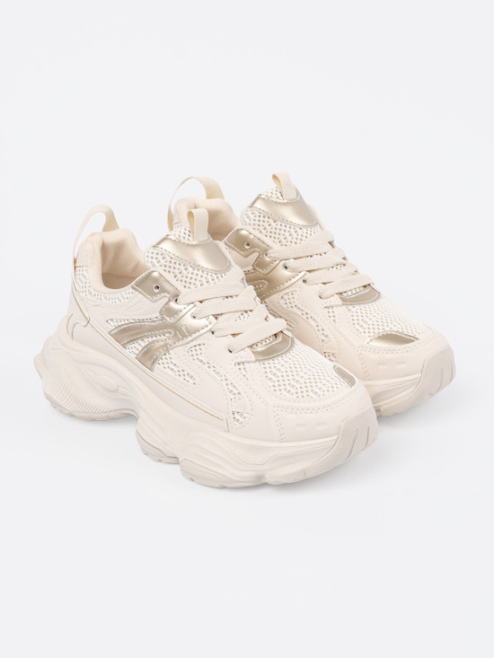 Jasnobeżowe sneakersy na grubej podeszwie