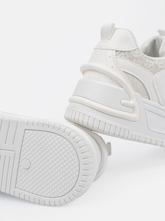 Białe sneakersy z koronką