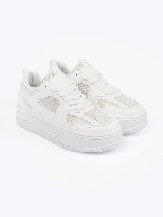 Białe sneakersy z koronką