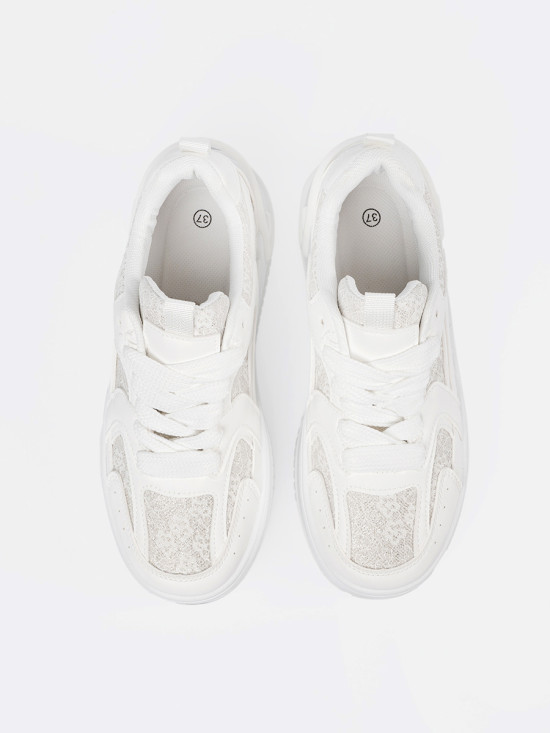 Białe sneakersy z koronką