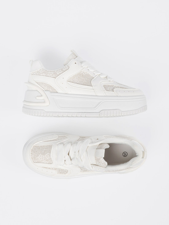 Białe sneakersy z koronką