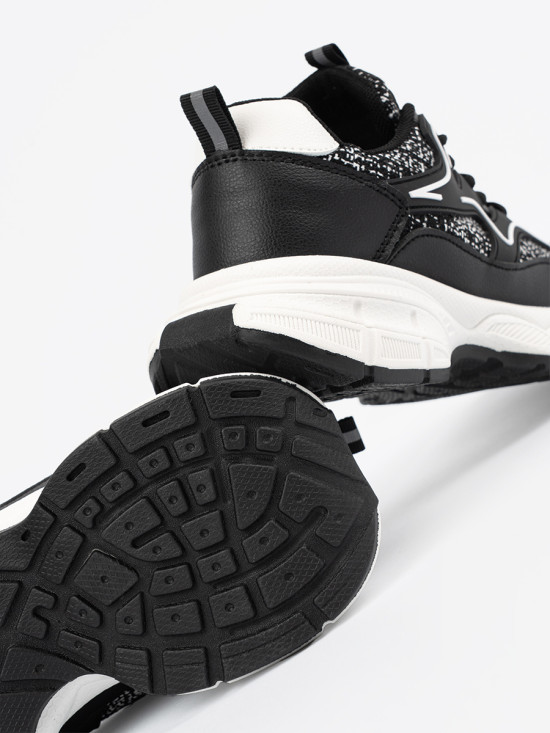 Czarne sneakersy damskie z ozdobnymi wstawkami