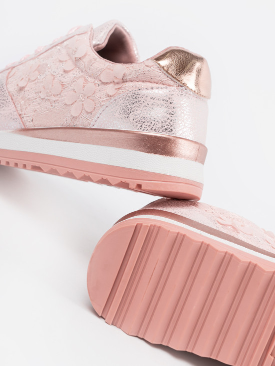 Różowe sneakersy z kwiatowym motywem