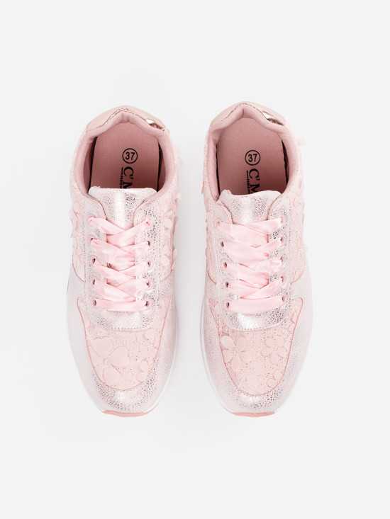 Różowe sneakersy z kwiatowym motywem