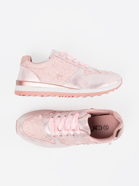 Różowe sneakersy z kwiatowym motywem