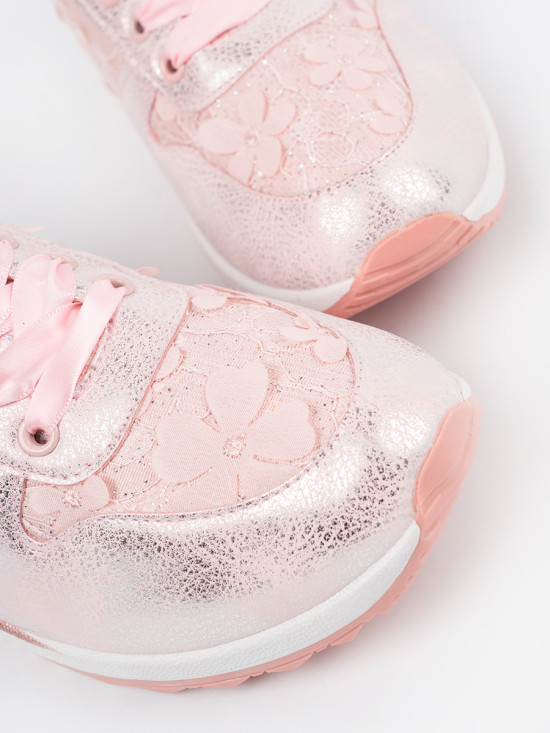 Różowe sneakersy z kwiatowym motywem