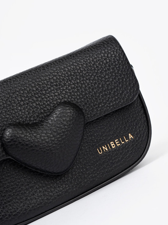 Elegancka czarna torebka z dekoracyjnym zapięciem