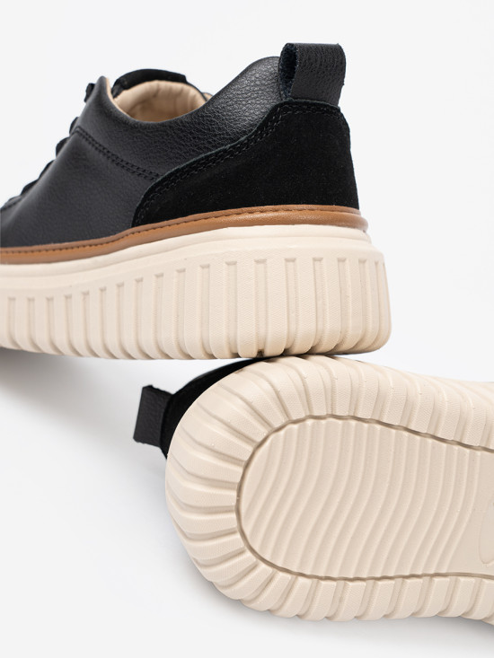 Czarne sneakersy skórzane na beżowej platformie
