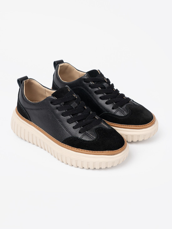 Czarne sneakersy skórzane na beżowej platformie