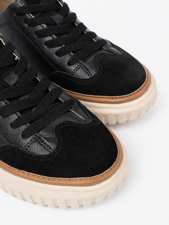 Czarne sneakersy skórzane na beżowej platformie