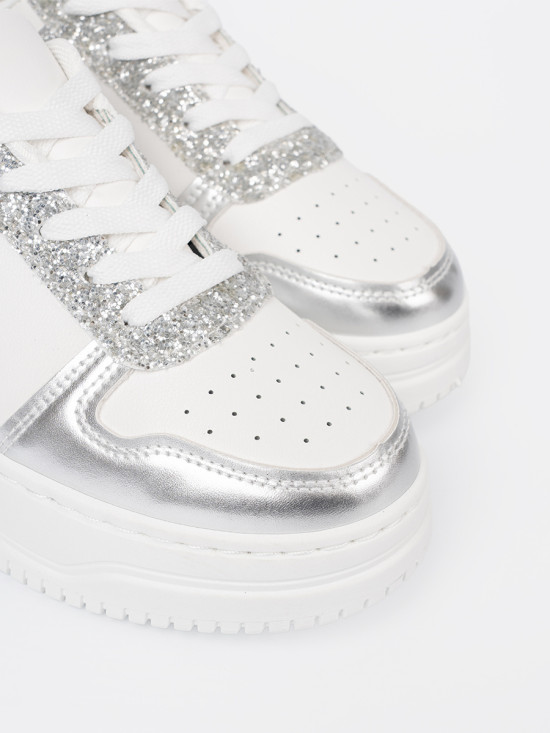 Biało-srebrne sneakersy z połyskującymi detalami