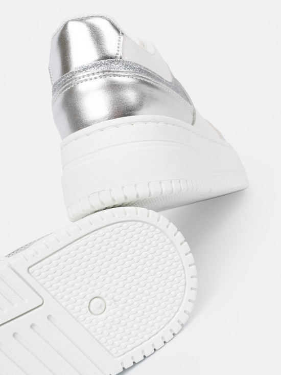 Biało-srebrne sneakersy z połyskującymi detalami