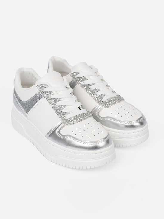 Biało-srebrne sneakersy z połyskującymi detalami