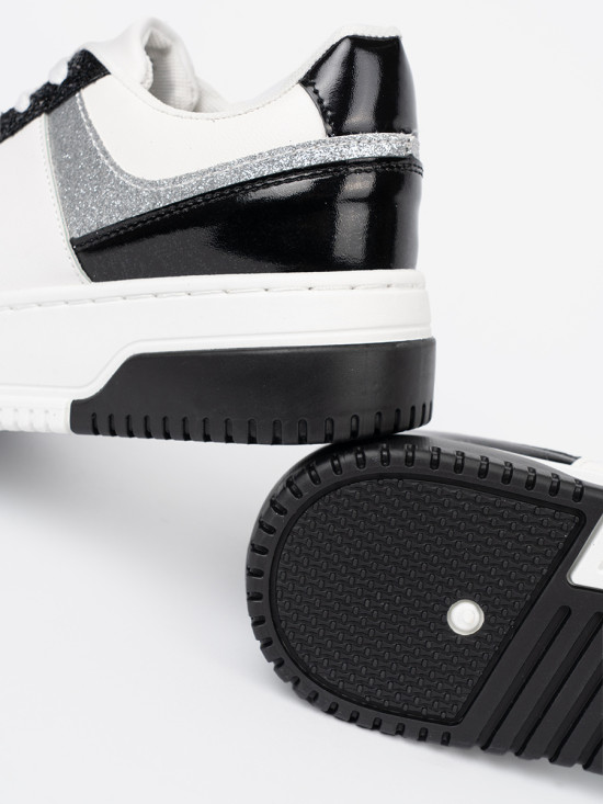 Czarno-białe sneakersy z połyskującymi srebrnymi detalami