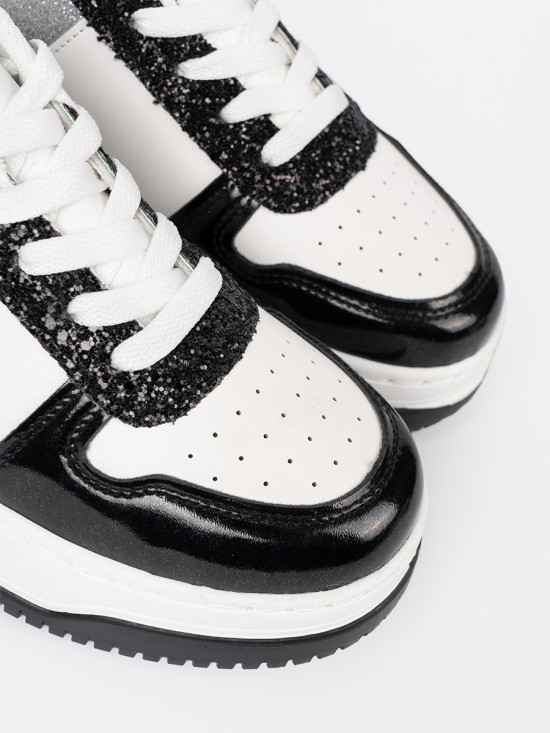 Czarno-białe sneakersy z połyskującymi srebrnymi detalami