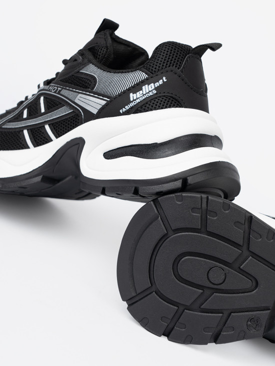 Czarne sneakersy z przewiewną cholewką i masywną białą podeszwą