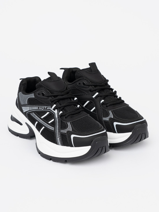 Czarne sneakersy z przewiewną cholewką i masywną białą podeszwą