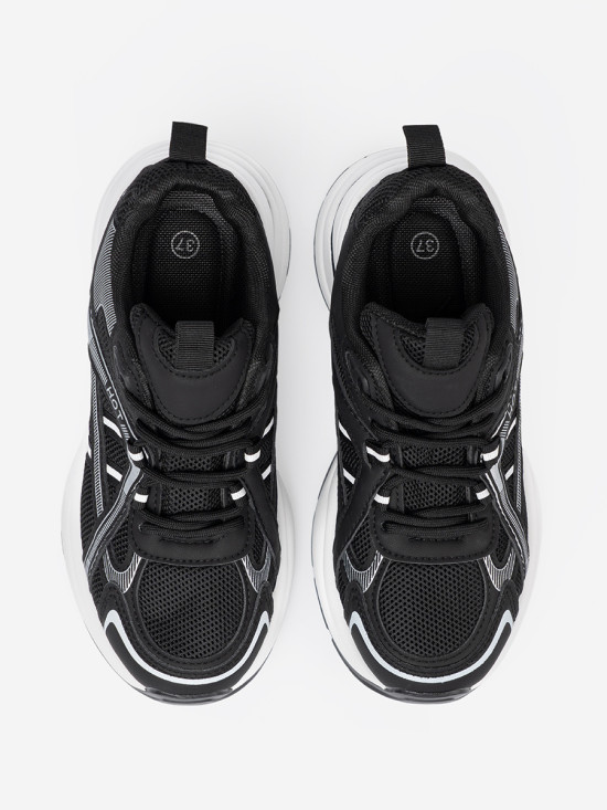 Czarne sneakersy z przewiewną cholewką i masywną białą podeszwą