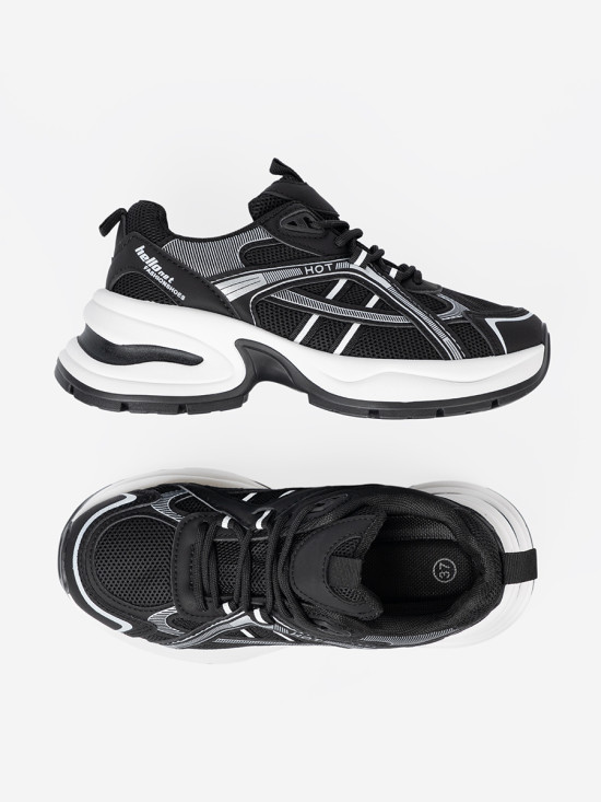 Czarne sneakersy z przewiewną cholewką i masywną białą podeszwą