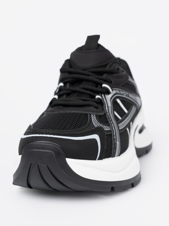 Czarne sneakersy z przewiewną cholewką i masywną białą podeszwą