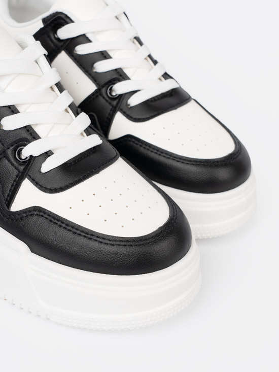 Stylowe czarno-białe sneakersy z grubą podeszwą