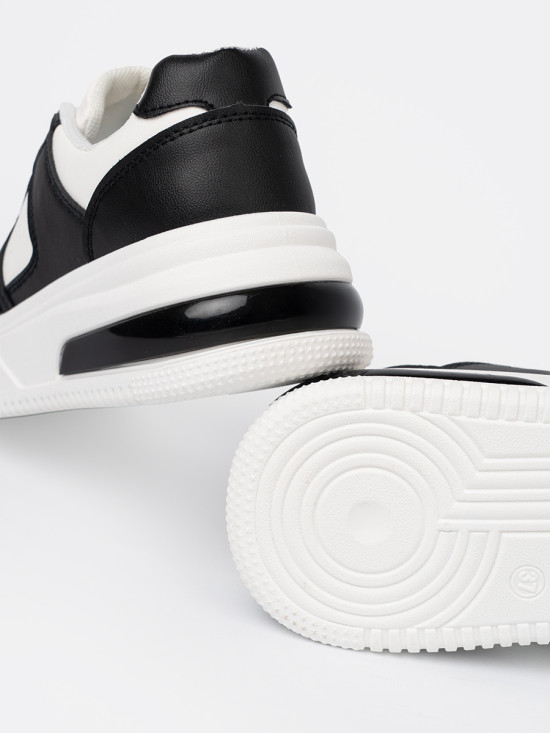 Stylowe czarno-białe sneakersy z grubą podeszwą
