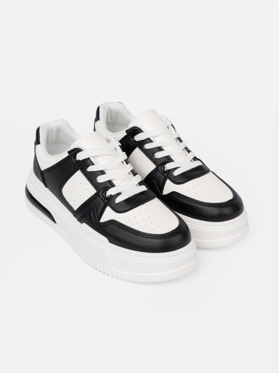 Stylowe czarno-białe sneakersy z grubą podeszwą