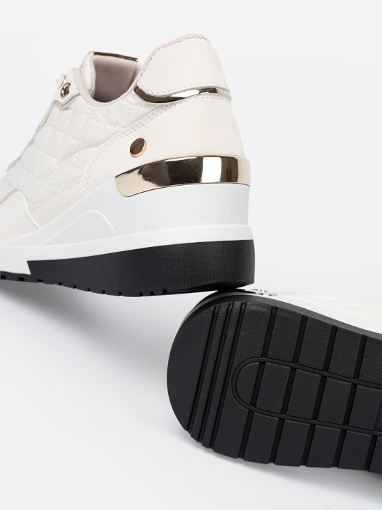 Beżowe sneakersy z połyskującymi złotymi akcentami