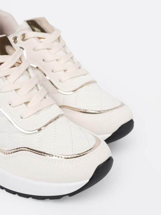 Beżowe sneakersy z połyskującymi złotymi akcentami