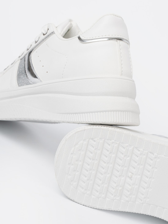 Białe sneakersy z metalicznym srebrnym akcentem