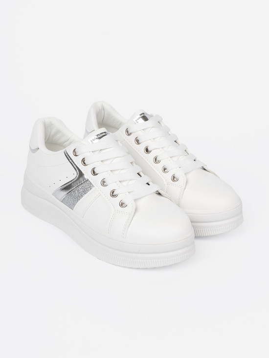 Białe sneakersy z metalicznym srebrnym akcentem