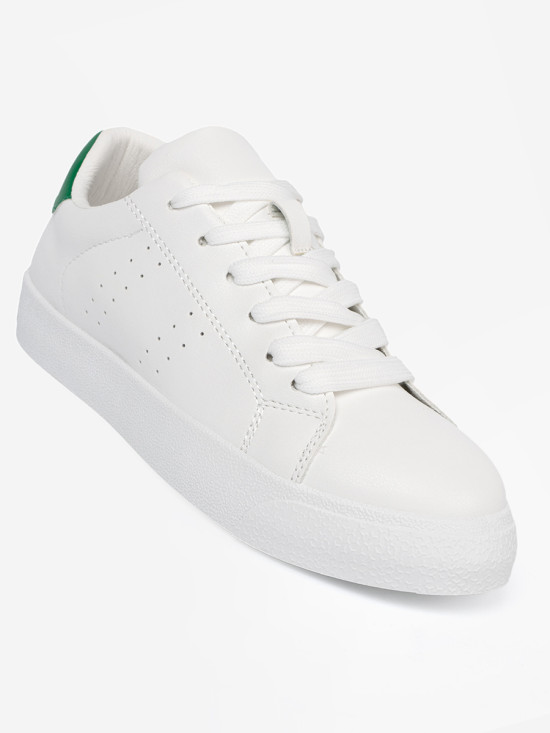 Klasyczne białe sneakersy z zielonym akcentem