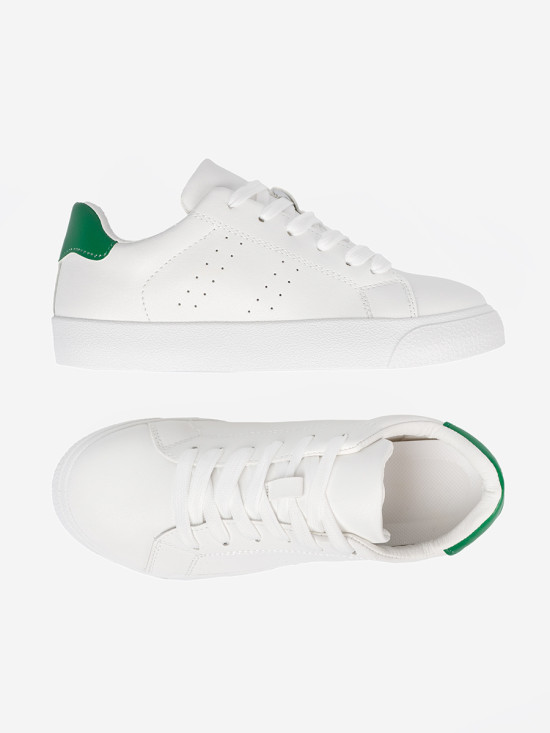 Klasyczne białe sneakersy z zielonym akcentem