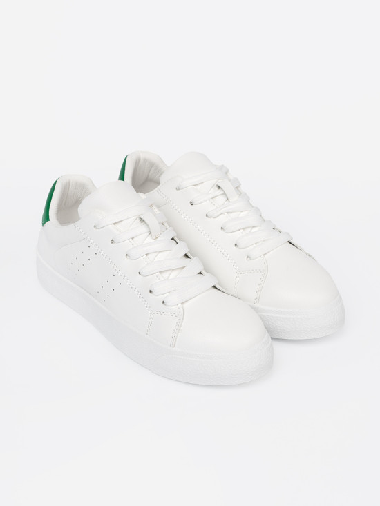 Klasyczne białe sneakersy z zielonym akcentem