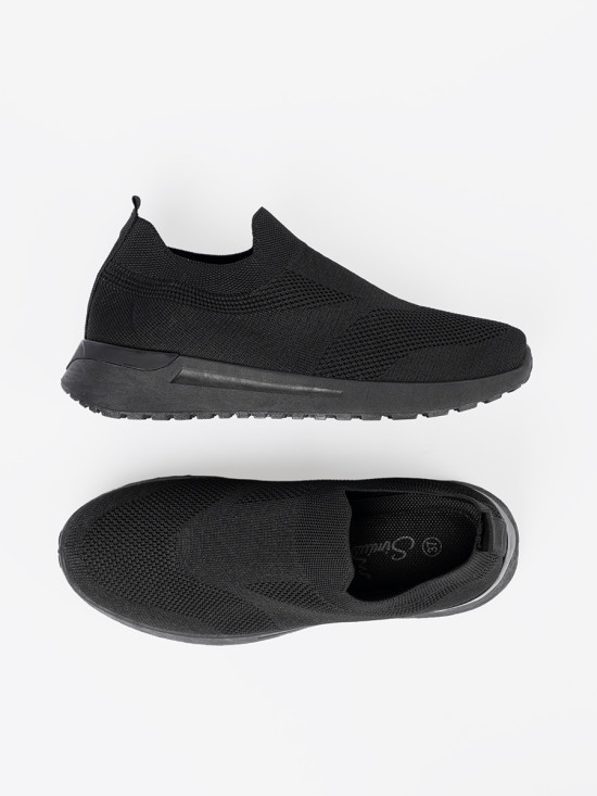Czarne slip-on sneakers