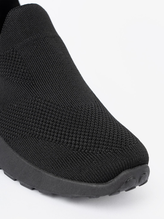 Czarne slip-on sneakers