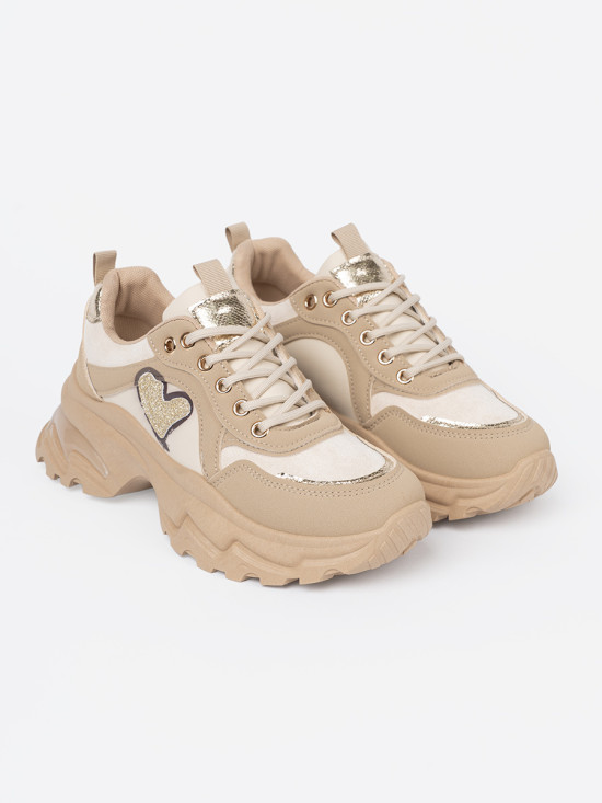 Beżowe sneakersy z ozdobnym złotym sercem